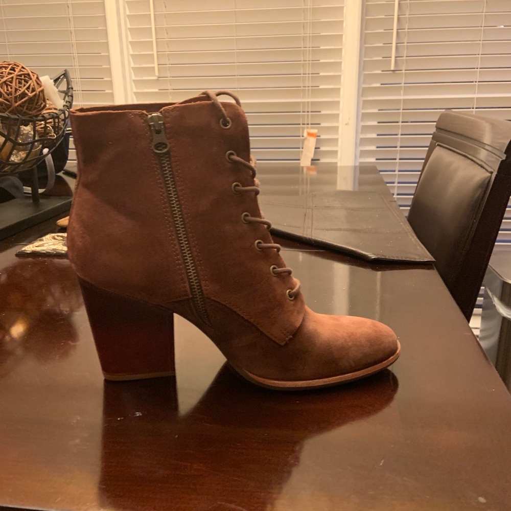 Korkease suede boots
